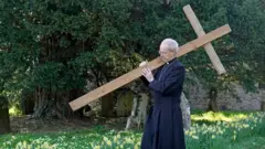 Uyu Musenyeri mukuru wa Canterbury Justin Welby yikoreye umusaraba w'igiti mu guhimbaza indwi nyeranda