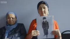 Dibantu kelompok hak asasi manusia Atarjut, Muslim Kazakh berkampanye mencari anggota keluarga mereka yang masih hilang.
