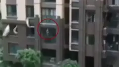ચીનમાં ઇમારત પરથી પડતું બાળક
