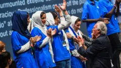 စက်ရုပ်ဖန်တီးသူ အာဖဂန်အမျိုးသမီးငယ်အဖွဲ့က အဖွဲ့၀င် ၉ ဦး ကာတာနိုင်ငံကို ဘေးကင်းစွာ ရောက်ပြီ