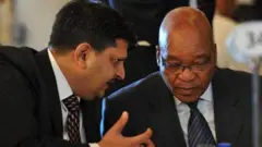 አቱል ገፕታ (ግራ) እአአ 2018 ላይ ከቀድሞ የደቡብ አፍሪካ ፕሬዝደንት ጃኮብ ዞማ ጋር