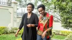 Diane Rwigara (i buryo) na nyina Adeline Rwigara (i bumuso) bakirekurwa mu 2018