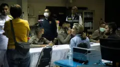حصل الصحفيان على تصريح دخول من مسؤولين محليين