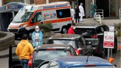 Napoli'de bir hastanenin girişi