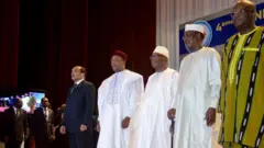 Les chefs d'Etat du G5 Sahel : de la droite vers la gauche, Roch Marc Christian Kaboré, Idriss Deby Itno, Ibrahim Boubacar Keïta, Mouhamadou Issoufou et Mohamed Ould Abdel Aziz, ex-président mauritanien.