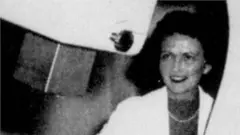 La Dra. Vera Peters fotografiada con la bomba "Cobalt X-otron" desarrollada por personal científico del Ontario Cancer Institute, 1958.
