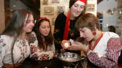 дівчата ворожать на воску