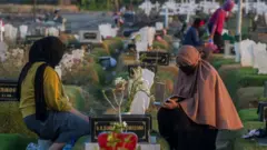 Pemakaman anggota keluarga di Surabaya, 26 Agustus 2021.