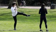 egzersiz yapan iki kadın
