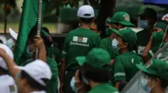 ၂၀၂၀ ရွေးကောက်ပွဲ မဲဆွယ်စည်းရုံးရေး ပြည်ထောင်စုကြံ့ခိုင်ရေးနှင့် ဖွံ့ဖြိုးရေးပါတီ ဒေါပုံမြို့နယ်မှာ ပါတီဆိုင်းဘုတ်တင်စဥ်