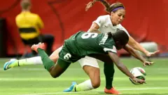 La Nigériane Sarah Nnodima a reçu un carton rouge à cause d'un geste envers l'Américaine Sydney Leroux, lors d'un match de la Coupe du monde entre le Canada et le Nigeria, le 16 juin 2015 à Vancouver, au Canada.
