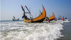 ট্রলার বা এ ধরণের নৌকা নিয়ে সাগরে যায় জেলেরা