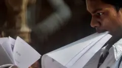 வேலை தேடும் இளைஞர்
