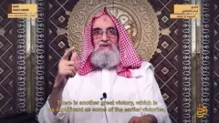 در این ویدئو از تصاویر آرشیوی ایمن‌ الظواهری، رهبر القاعده استفاده شده است
