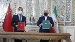 وانگ یی، وزیر امور خارجه چین و محمد جواد ظریف، همتای ایرانی‌اش در تهران