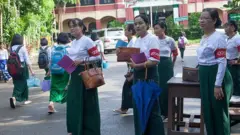 ကျောင်းဖွင့်ချိန် တာဝန်ထမ်းဆောင်နေတဲ့ ဆရာမများ