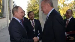 Ni ibiganiro byabaye hagati ya Perezida Vladimir Putin (ibumoso) w'Uburusiya na Recep Tayyip Erdogan (iburyo) wa Turukiya