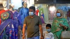 নতুন লকডাউনে দোকানপাট খোলা থাকবে বেশি সময় ধরে।