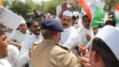નેતાઓની અટકાયત