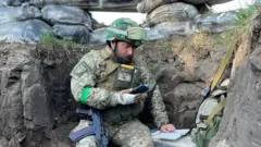 Fedir Shandor dạy các tiết học ngay từ chiến hào ở Ukraine.