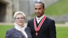 Lewis Hamilton, annesi Carmen ile beraber
