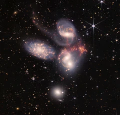 Stephan's Quintet เป็นกลุ่มของกาแล็กซี 5 แห่ง ที่ตั้งอยู่เบียดชิดกันมาก
