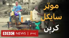 کوفېندرې پاولین له خپل زاړه موټرسایکل نه ودانیزو ځایونو کې د کرېن کار اخلي.
