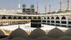 السعودية تعيد فتح الكعبة بعد إغلاق مؤقت