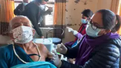 पोखरामा बुस्टर मात्रा खोप लगाइँदै