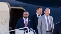 Stephen Miller, Elon Musk e mais um homem descem de um avião