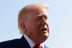 الرئيس الأمريكي دونالد ترامب يتحدث إلى وسائل الإعلام لدى مغادرته إلى دوفر بولاية ديلاوير لحضور مراسم نقل جثامين جنود الجيش الأمريكي الذين قُتلوا في الأردن والعراق