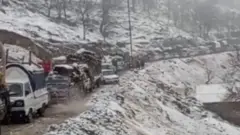 تصویر کاروانی از موترهای مهاجران که در حال خارج شدن ازدره تیرا هستند