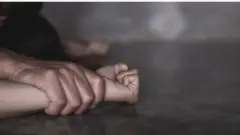 Aworan ọwọ to fipa di ẹlomiran mu fun ibalopọ