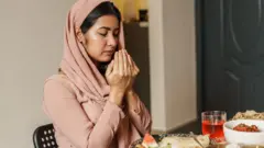 રમજાન રોજા દરમિયાન શું ખાવું અને શું ન જમવું, આરોગ્ય માટે રોજા સારા, સુહુર કે શહેરીમાં શું ખાવું જોઈએ, રોજાની શરીર પર કેવી અસર થાય, બીબીસી ગુજરાતી સાથે સમજો, બીબીસી ગુજરાતી, બીબીસી ન્યૂઝ ગુજરાતી 