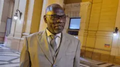 Séraphin Twahirwa hanze y'urukiko (ifoto yo mu bubiko)