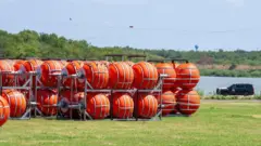 Las boyas que el gobierno de Texas busca desplegar en el río Bravo/Grande