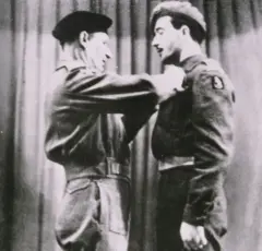El mariscal de campo Bernard Law Montgomery entrega la cruz militar al capitán Robert Maxwell