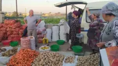 Картошка, пиёз, сабзи сотаётган ўзбекистонлик аёёлар ва бир эркак