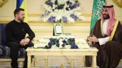 Zelensky en Arabia Saudita con el príncipe Mohammed bin Salman.