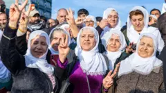 Öcalan'ın 27 Şubat'taki çağrısını dinlemek üzere Diyarbakır'da toplanan DEM Parti destekçisi kadınlar. 