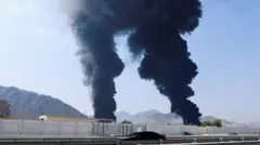 Una columna de humo se eleva sobre la zona industrial petrolera de Fujairah, causada por la interceptación de un dron por las defensas aéreas.