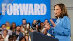 大統領選へ向けて、演説で初めて経済公約を打ち出したハリス副大統領（16日、ノースカロライナ州ローリー）