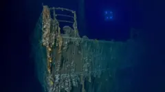 Imagem subaquática do Titanic mostrando parte da grade que está faltando