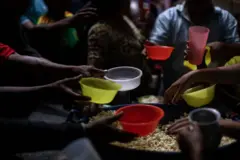 Refugiados venezuelanos recebem doação de alimentos em Pacaraima, Roraima