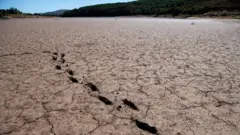 Imagem mostra o leito rachado do reservatório do Ebro, que estava com 32,72% de sua capacidade devido à seca em curso, em 8 de agosto de 2023, em Villafria, na província de Cantábria, no norte da Espanha.