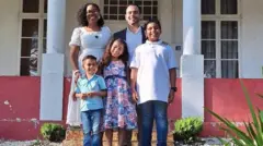 Flávia Krummenacher com o marido e os três filhos