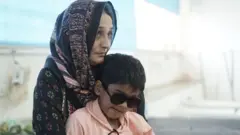 ভোপালের হাসপাতালে মাকে আঁকড়ে ধরে রেখেছে আলজাইন