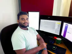 චලක සිරිවර්ධන යනු කොළඹ පිහිටි මෘදුකාංග නිෂ්පාදන සමාගමක මෘදුකාංග ඉංජිනේරුවරයෙකු ලෙස සේවය කරන්නෙකි.