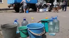 Люди набирають воду, Донбас, окупація 