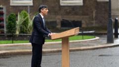 Rishi Sunak bajo la lluvia
